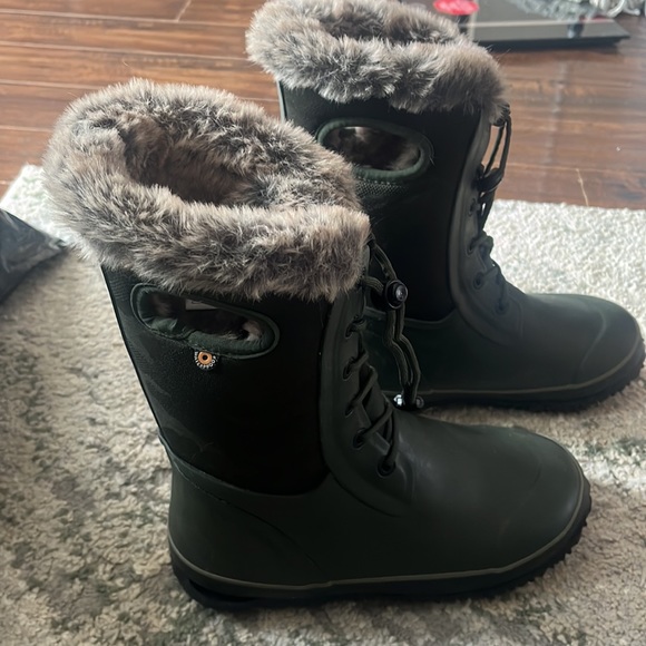 NWOT Youth size 6 Bogs - Picture 2 of 12